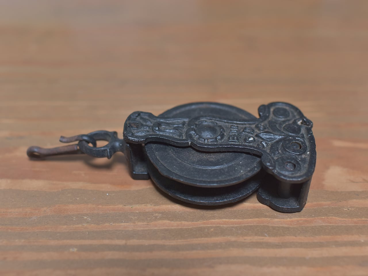 シャトーで使われていた照明を吊り下げるカーストアイアンパーツ フレンチアンティーク