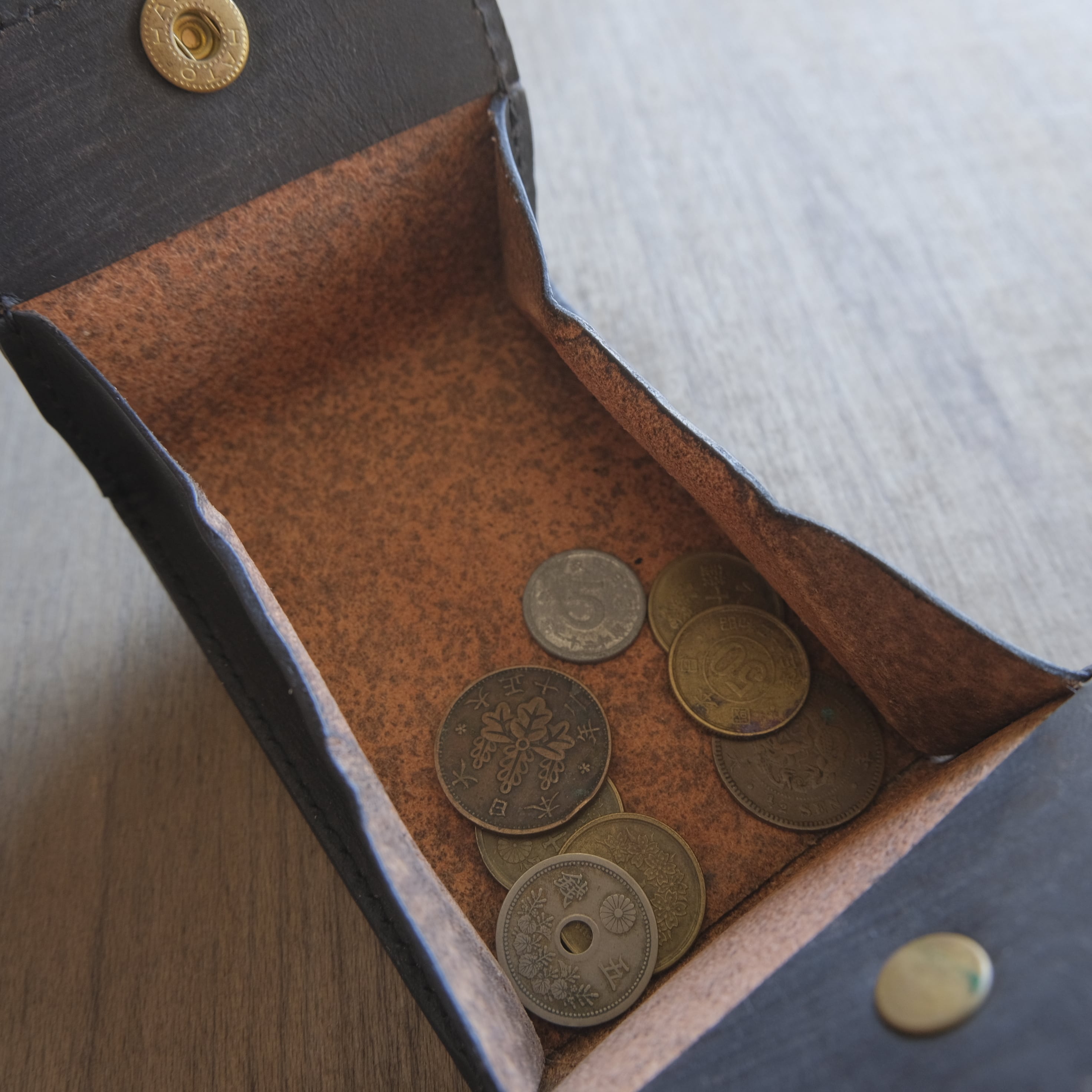 黒鉄染め】完結財布「ます」 | 拵