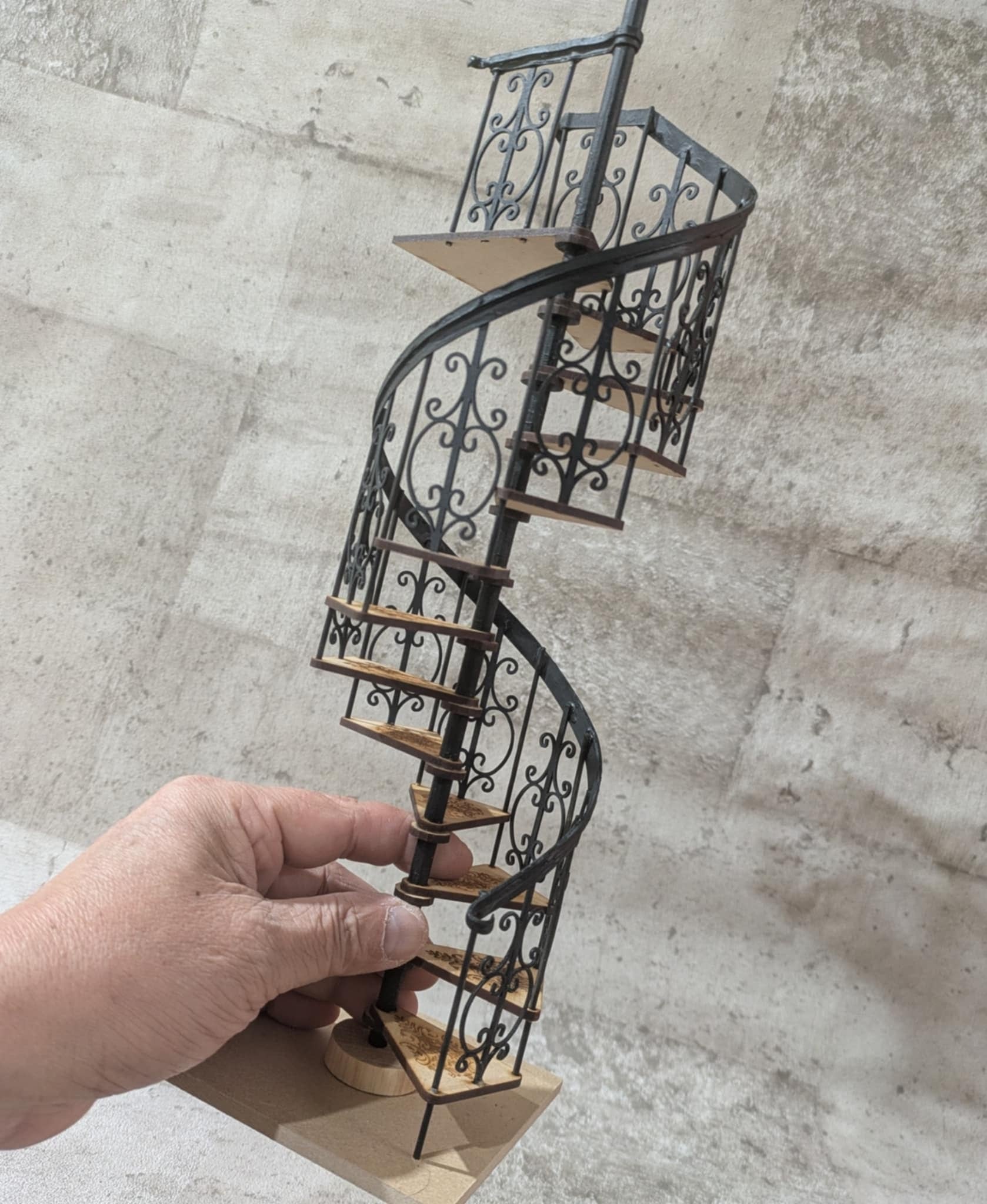 ミニミュア螺旋階段（1/12スケール）組立キット【組み立て動画付