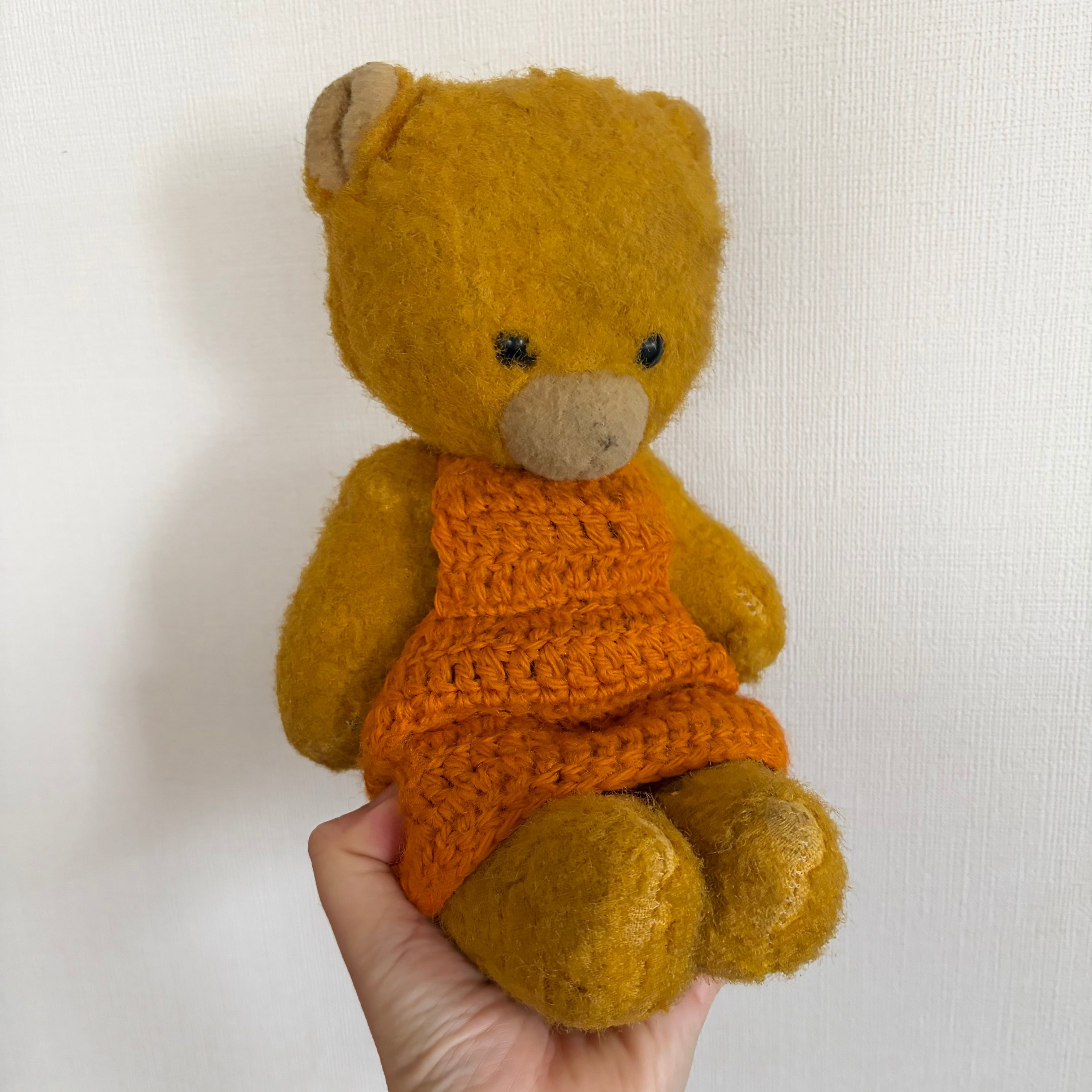 オレンジ色のエプロンをしたくま | tsuitachi craft&brocante