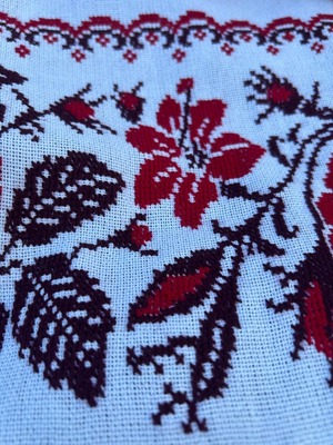 ウクライナ伝統手刺繍祭具タオル「ルシニク」