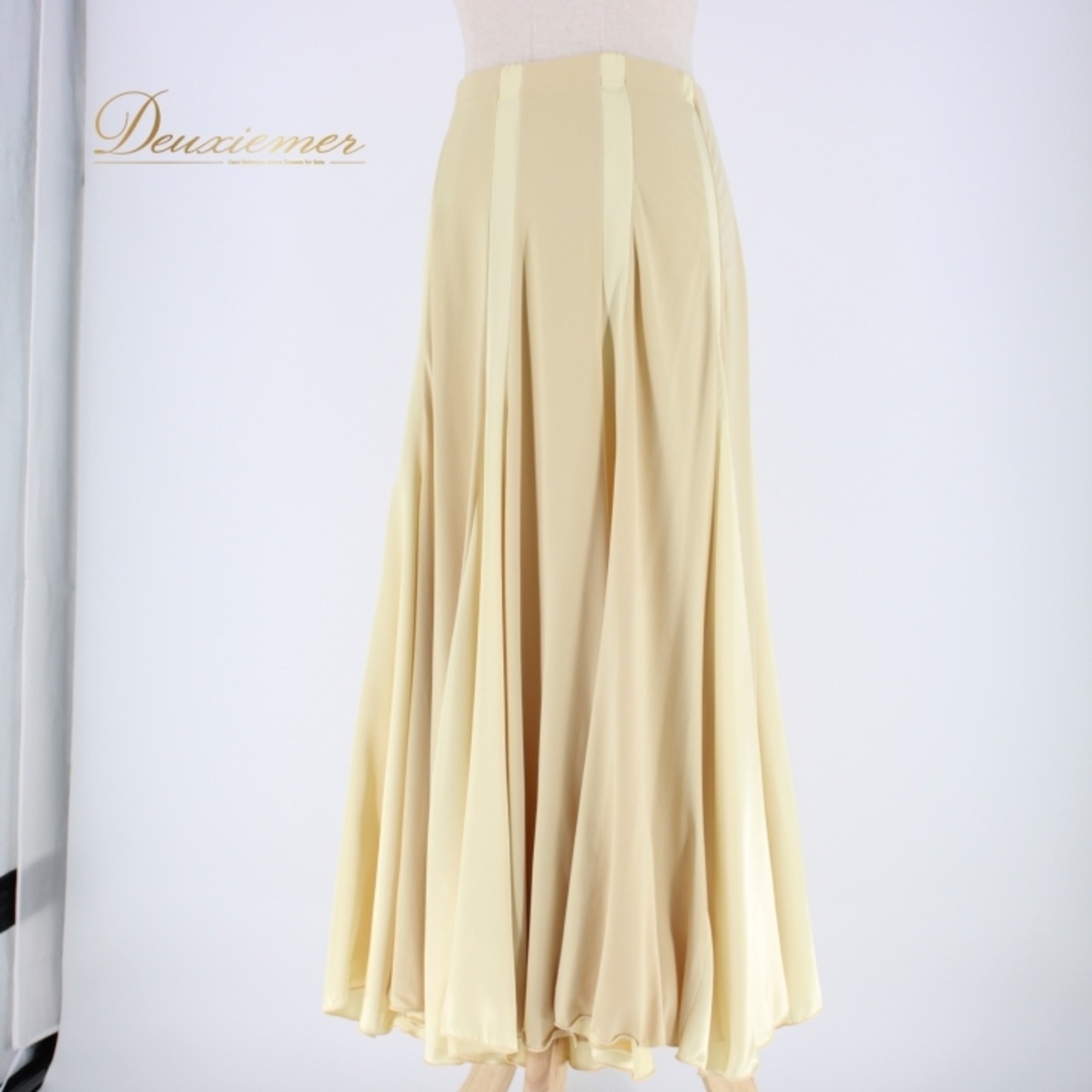 社交ダンス 衣装 スタンダード スカート レッスンウェア 練習着 オールシーズン シャンパンゴールド系 無地 光沢感 シンプル 華やか ベージュ系 ダンスウェア スカートエレガント ストレッチ素材 薄手 おしゃれ 膝丈 丸みシルエット レディース 丈84cm ウエスト33cm〜 フィットネス ショーチュニック 競技用 定番 スタイリッシュ