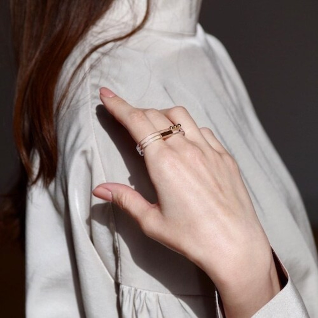 Tema’ Baco - Clear “CCdot” G - Ear Cuff / Double Finger Ring ：Clear × Gold｜透明ボディ／金属が映える2WAY（Acrylic × Brass＋金メッキ）