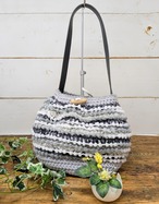 ポンポンのフリルがかわいい、ころんとしたニットバッグ（モノトーン）