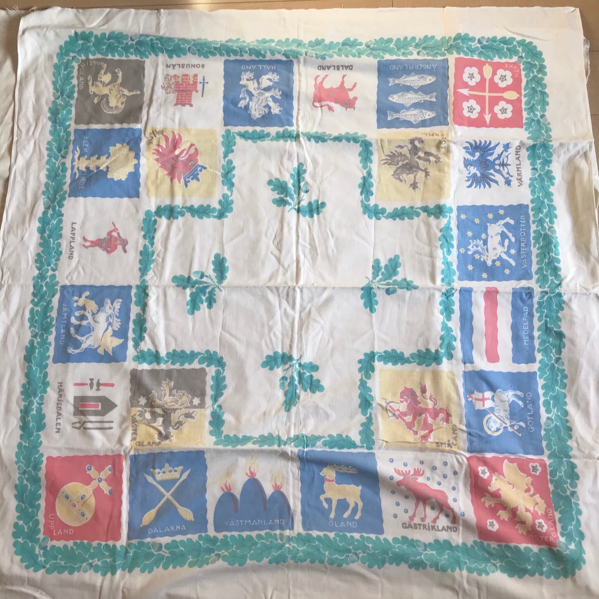 紋章模様の大きな布