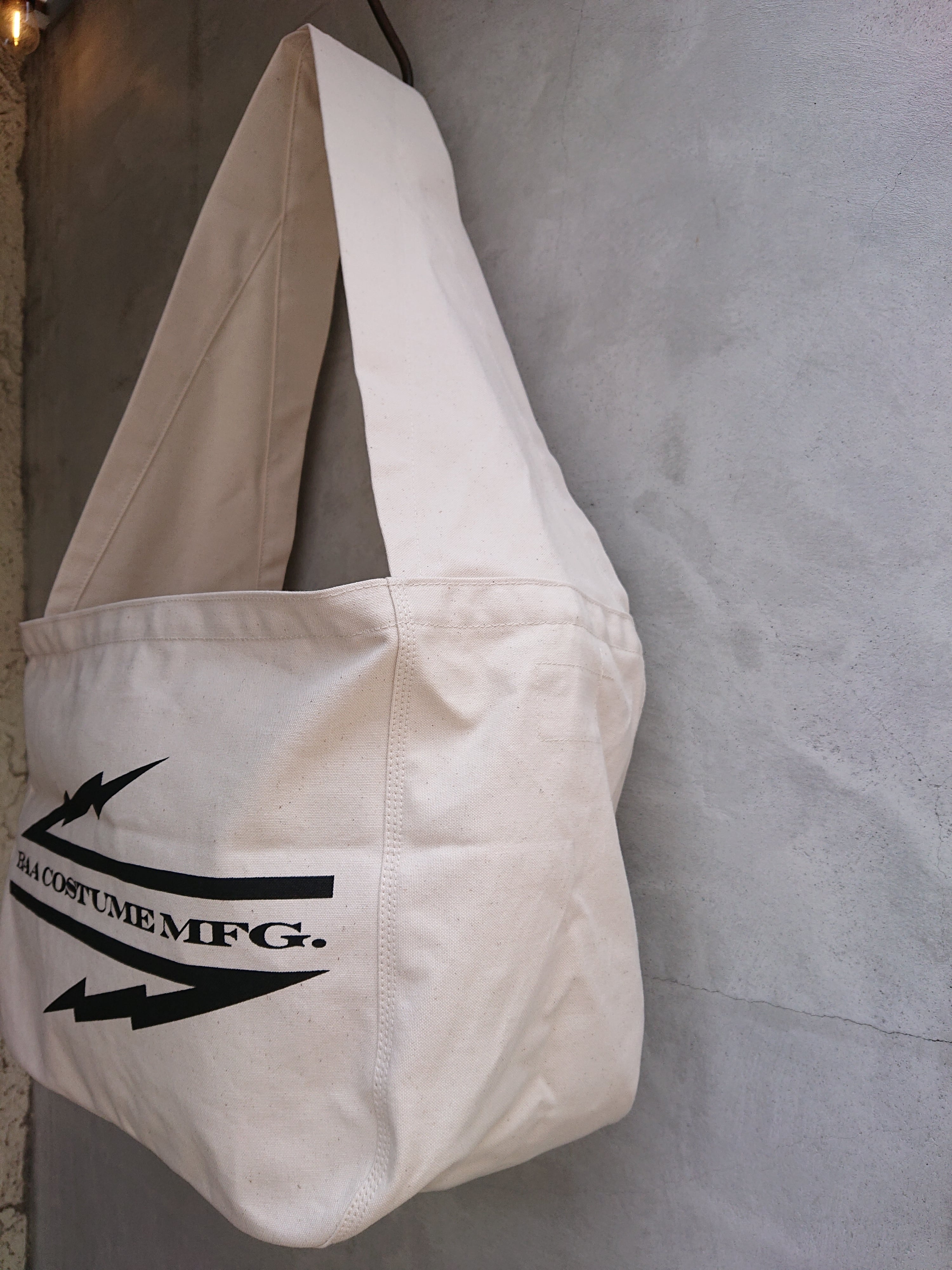 LABORDAY × BAA SIGNATURE NEWS PAPER BAG Natural/Black Color | BOW