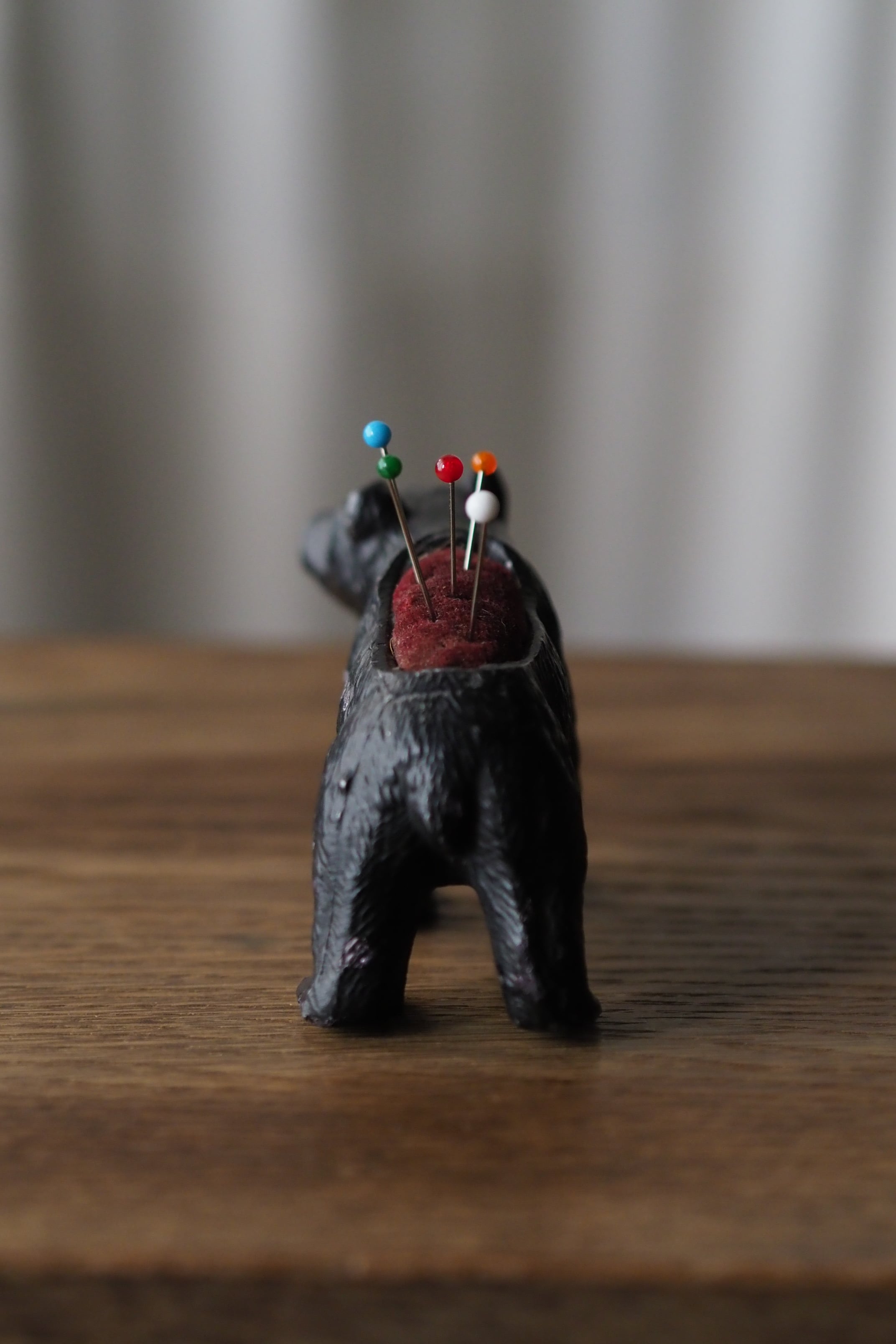 のしのし歩くクマのピンクッション-antique pewter bear pin cushion