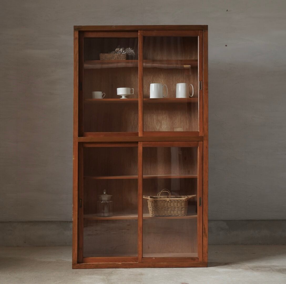 ガラス引き戸の食器棚