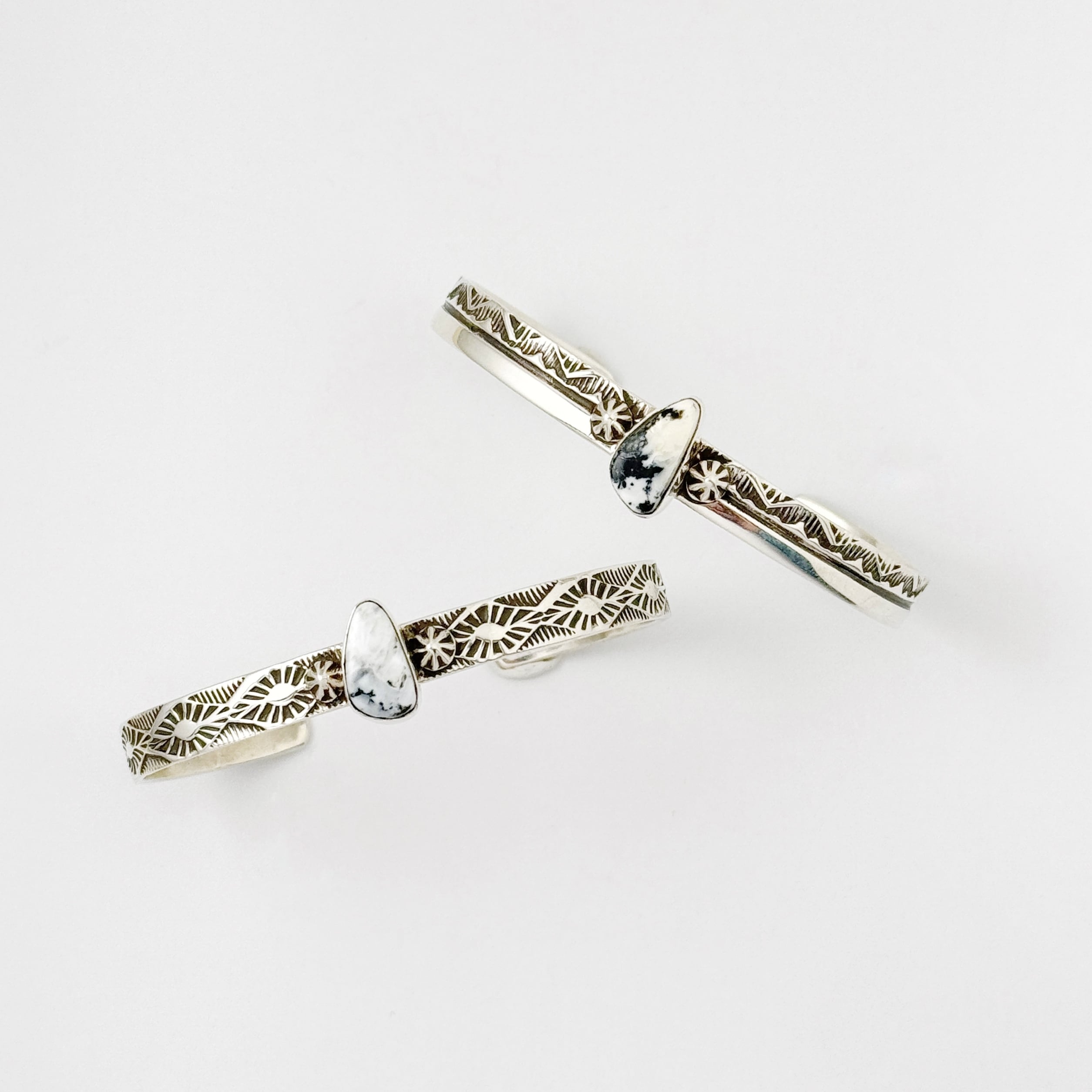 《Indian Jewelry 》ホワイトバッファロー スタンプワーク バングル HENRY MARIANO