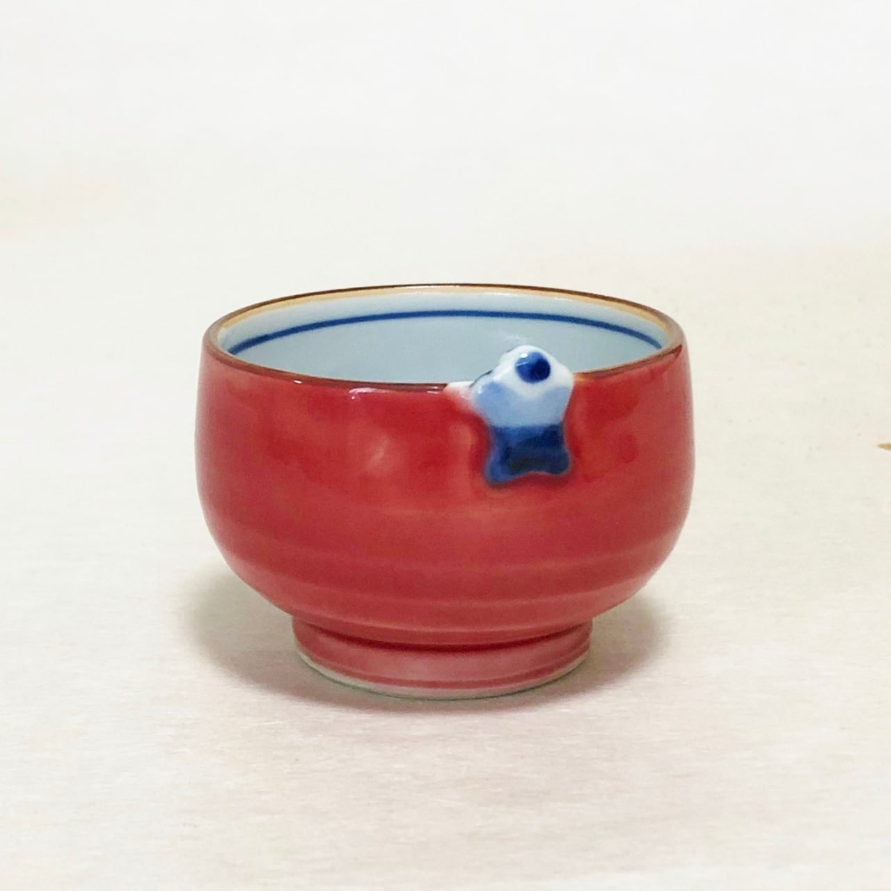 <昇峰窯>色交趾唐子付き ぐい吞み(赤)
