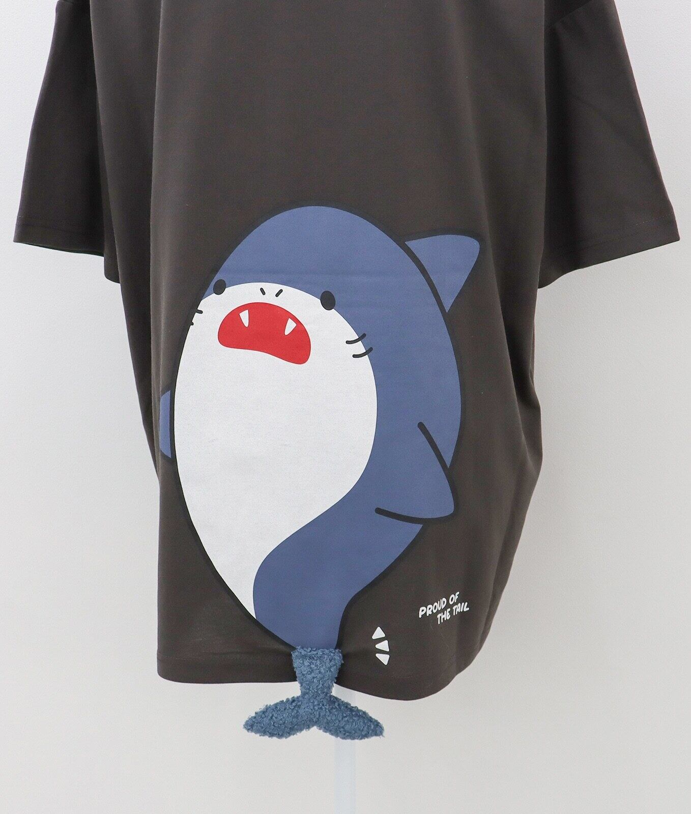 自慢の尻尾を見てほしい！Hoooさん 尻尾付きTシャツ | hiheyhooo