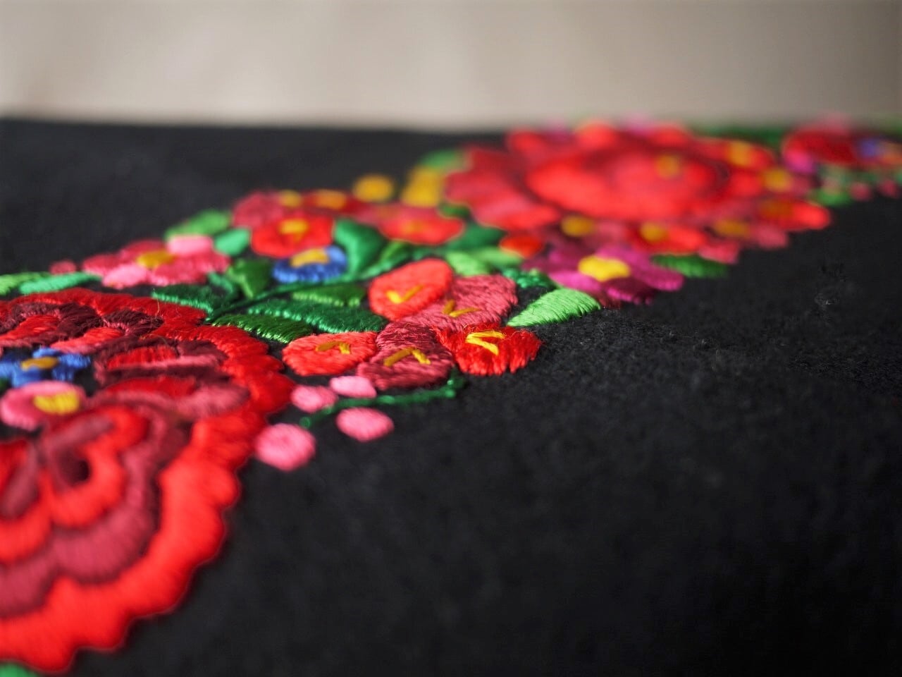 ハンガリー刺繍 タペストリー マチョー セントイシュトヴァン | こりす