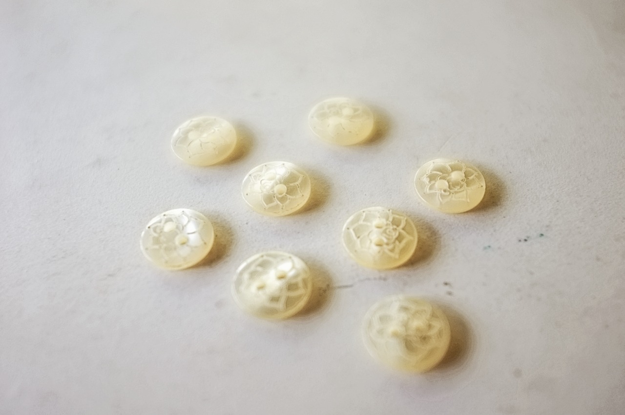 残3 フランス 40s 真珠色ティーローズとルーサイトボタン 8p アンティーク