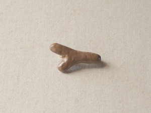 紙胎漆 さんごブローチ１