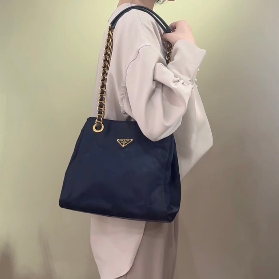 プラダ PRADAチェーン　バック PRADA プラダ ショルダーバッグ ネイビー ロゴ型押し レザー チェーン