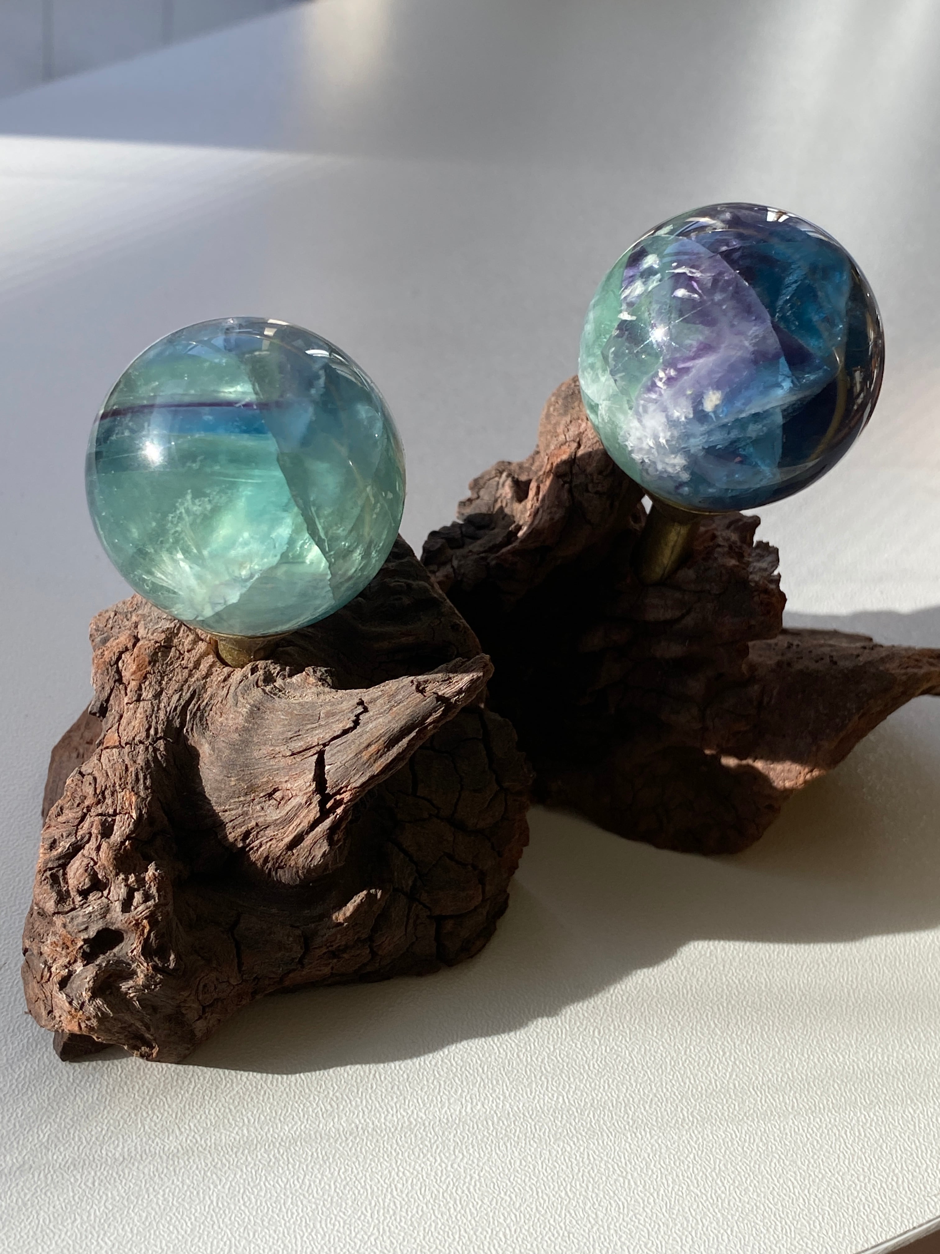 小売業者 イエローフローライト スフィア 直径80ミリ 木製ライト付き