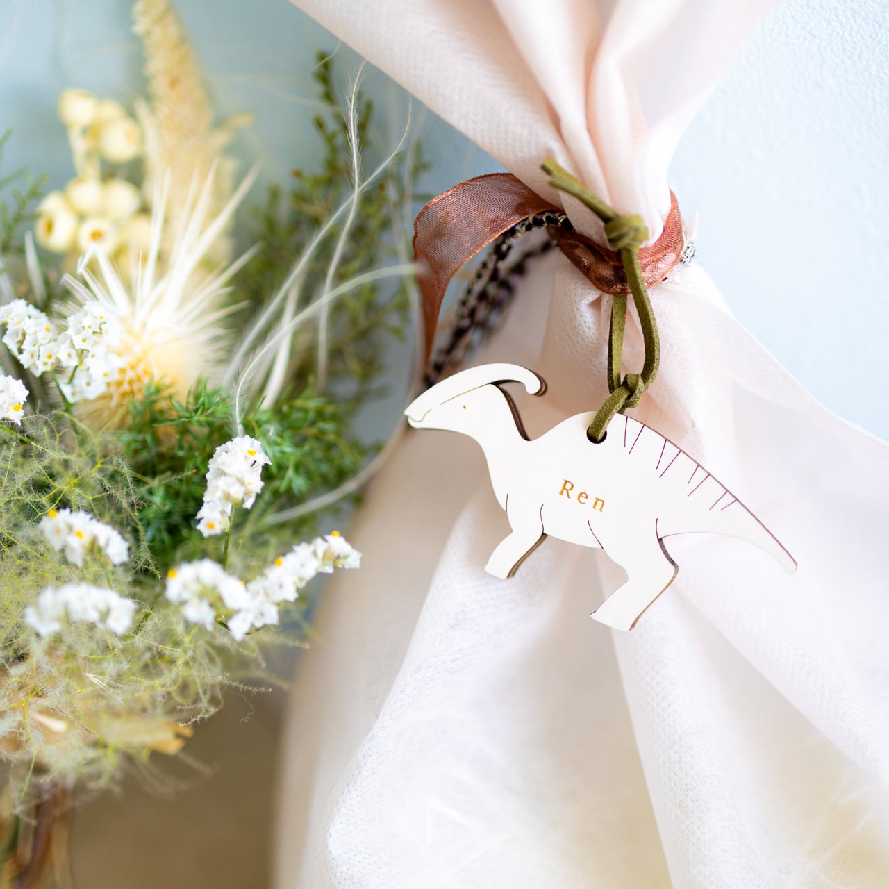 2点セット〉恐竜⌇子供席札・チャーム・タグ, 名入れ, 木製「Herbivore