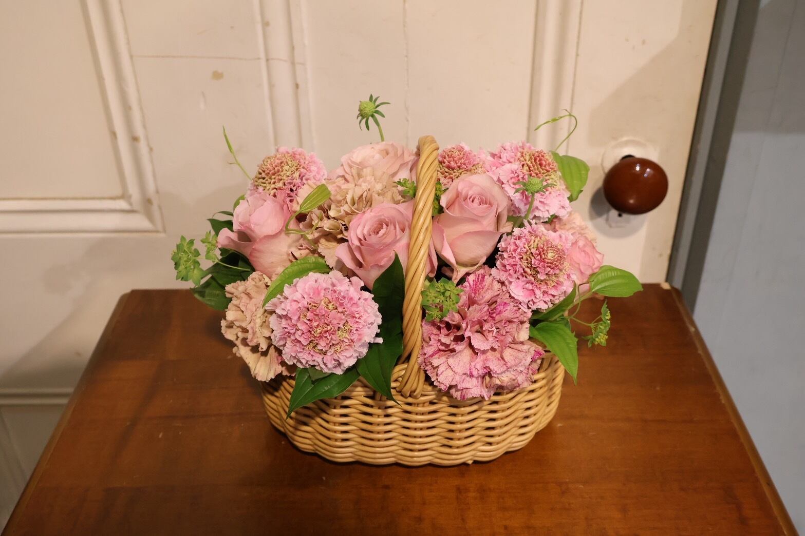 母の日おまかせバスケットくすみピンクのアレンジメント