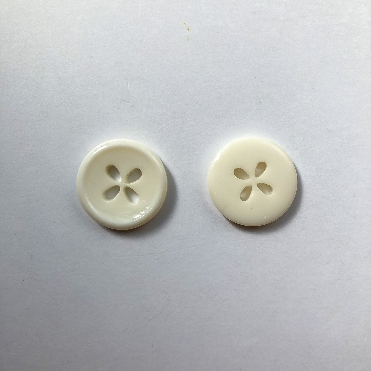 カラーお花型4つ穴ラウンドボタンM（21mm） | Dua-アクセサリーパーツ