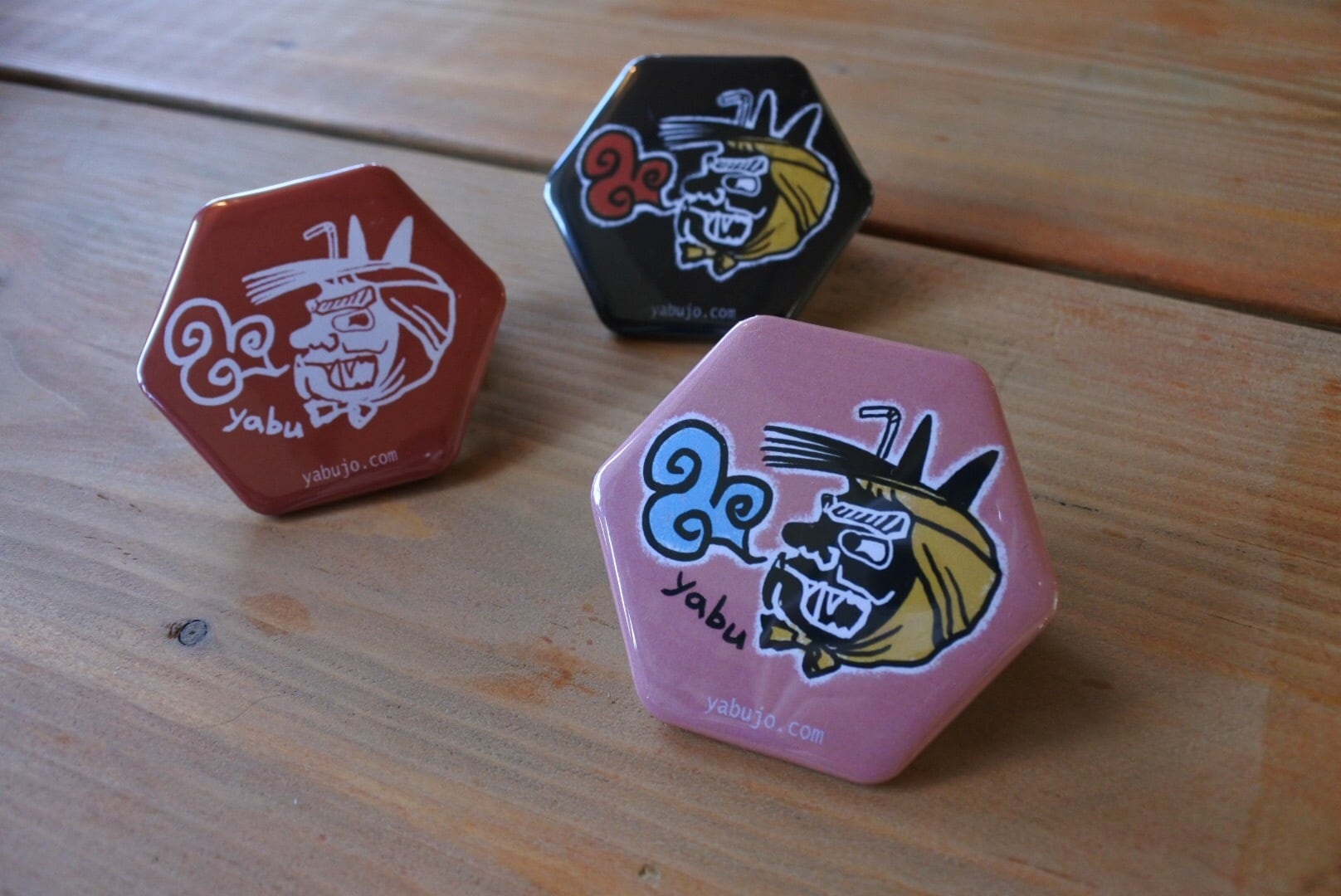 ヤブ亀甲型缶バッジ（ヤブ面イラスト）