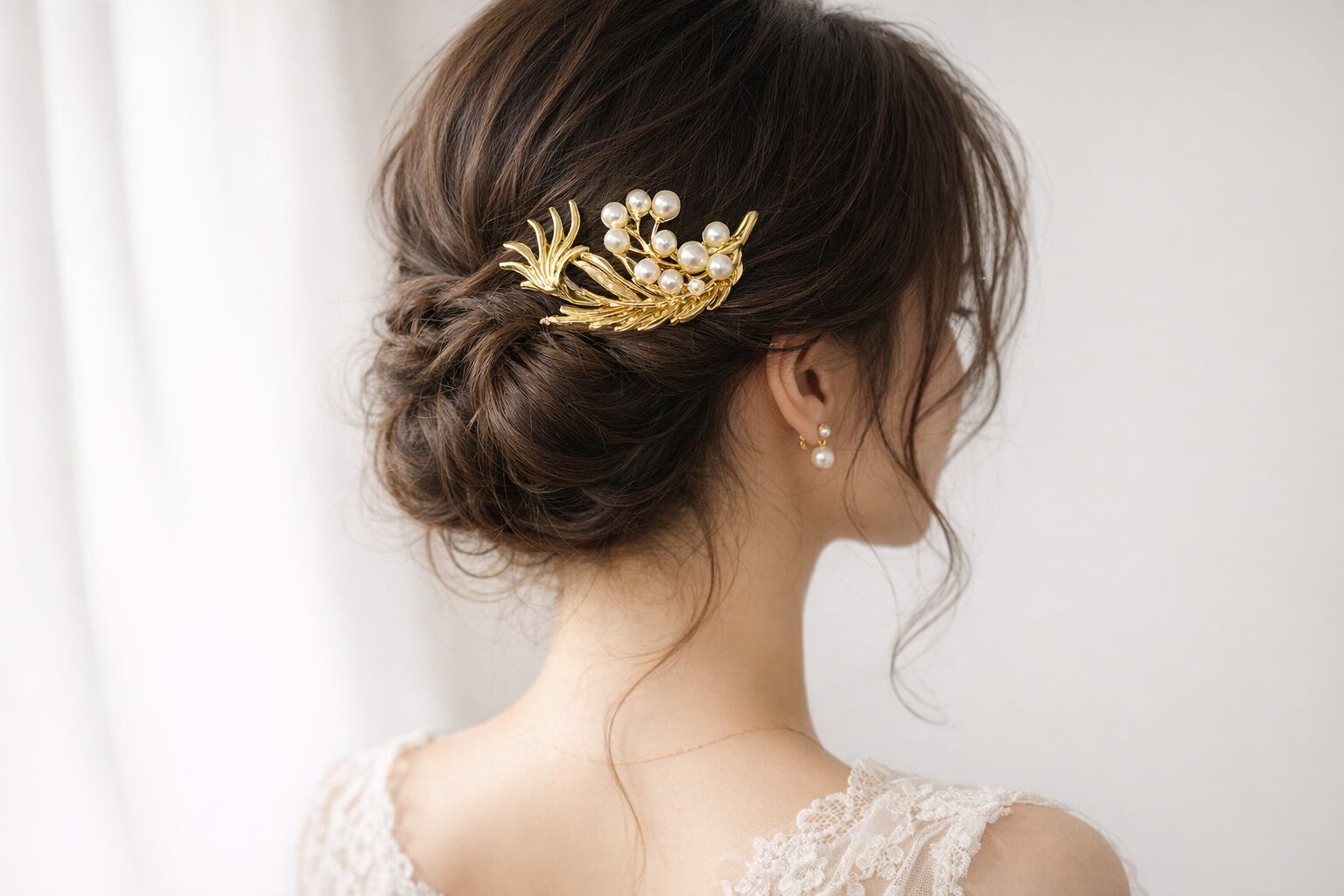 風にそよぐ金の葉とパールのコーム