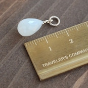 ホワイトムーンストーン<大粒ドロップカット>のチャーム(K14GF)