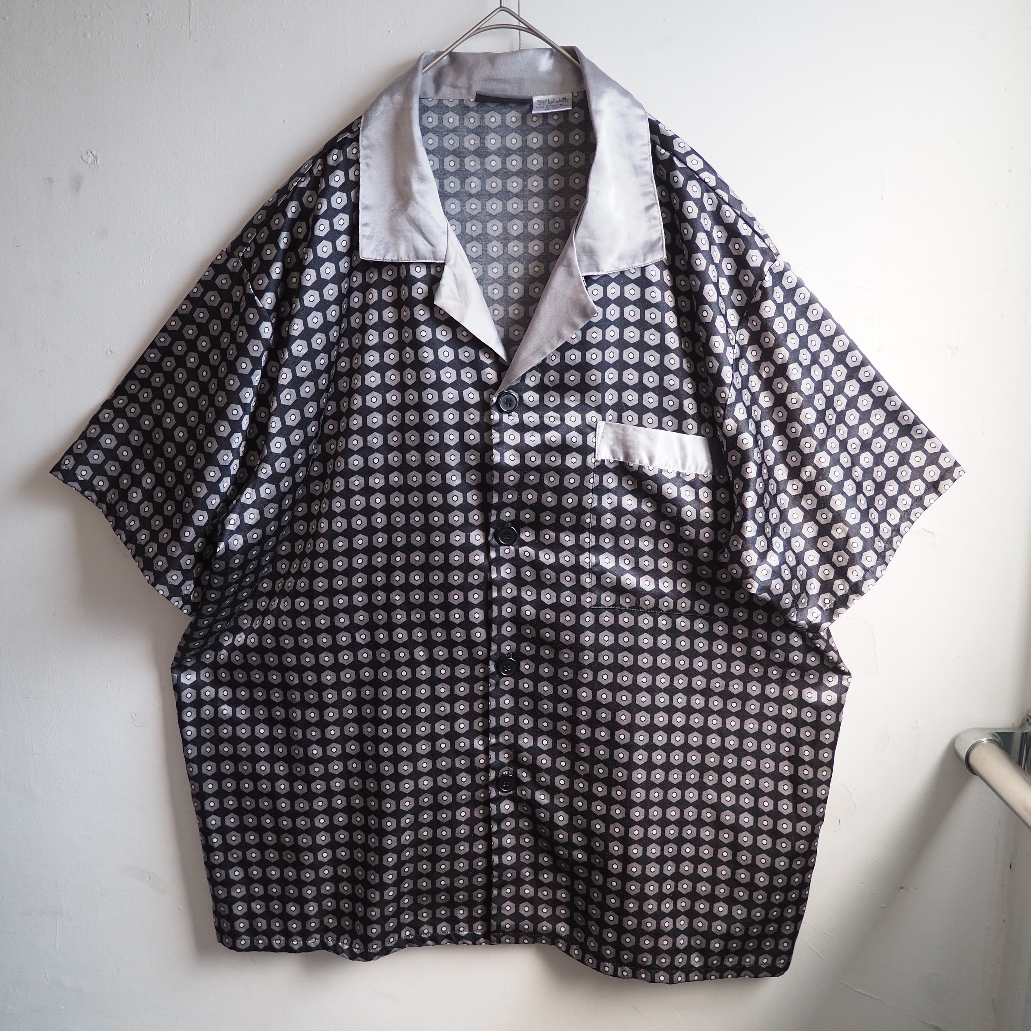 ” 超光沢 ” Geometric Dot pattern Design Drape loose Box silhouette shirt