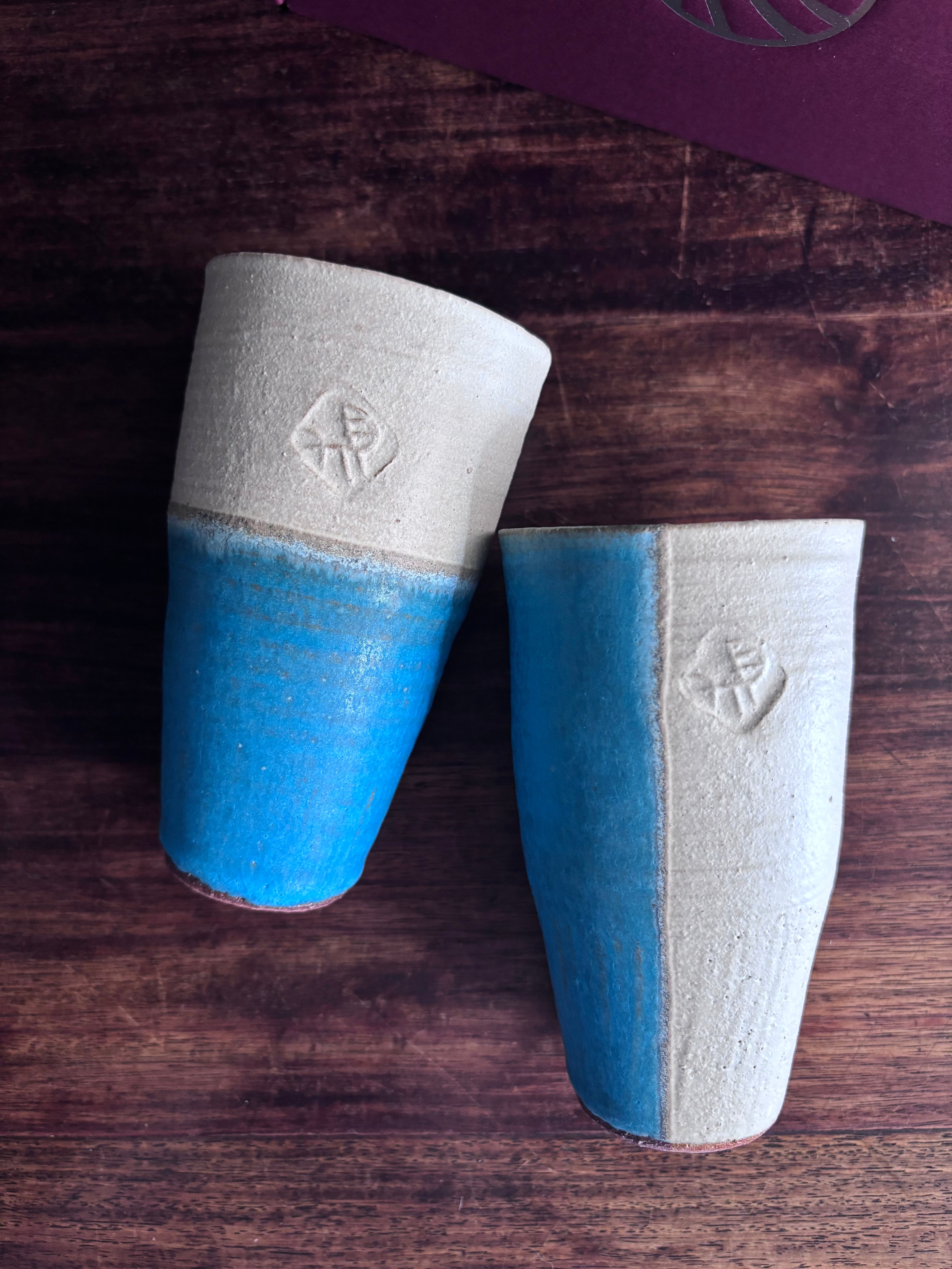 左馬 ビアマグ　 / レンジ・食洗機可 / ビアマグペア　 ペア マグ　カップ セット 左馬 午年 新年 縁起物 干支 和食器 陶器　和食器 陶器 青　白　コップ ペア ソーシャルギフト　焼酎  湯呑 お祝い 贈り物 結婚記念日 夫婦 お揃い 還暦祝い 記念日 ギフトセット 退職祝い 結婚祝い 引越し祝い 酒器「ロングマグ 2個 」食器セット ペアセット コップセット ペア湯呑み