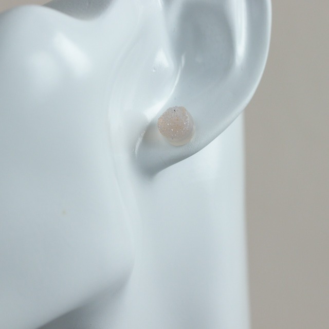 14kgf｜そっと光る朝露のかけら｜ドゥルージーアゲートの片耳スタッドピアス・一点もの