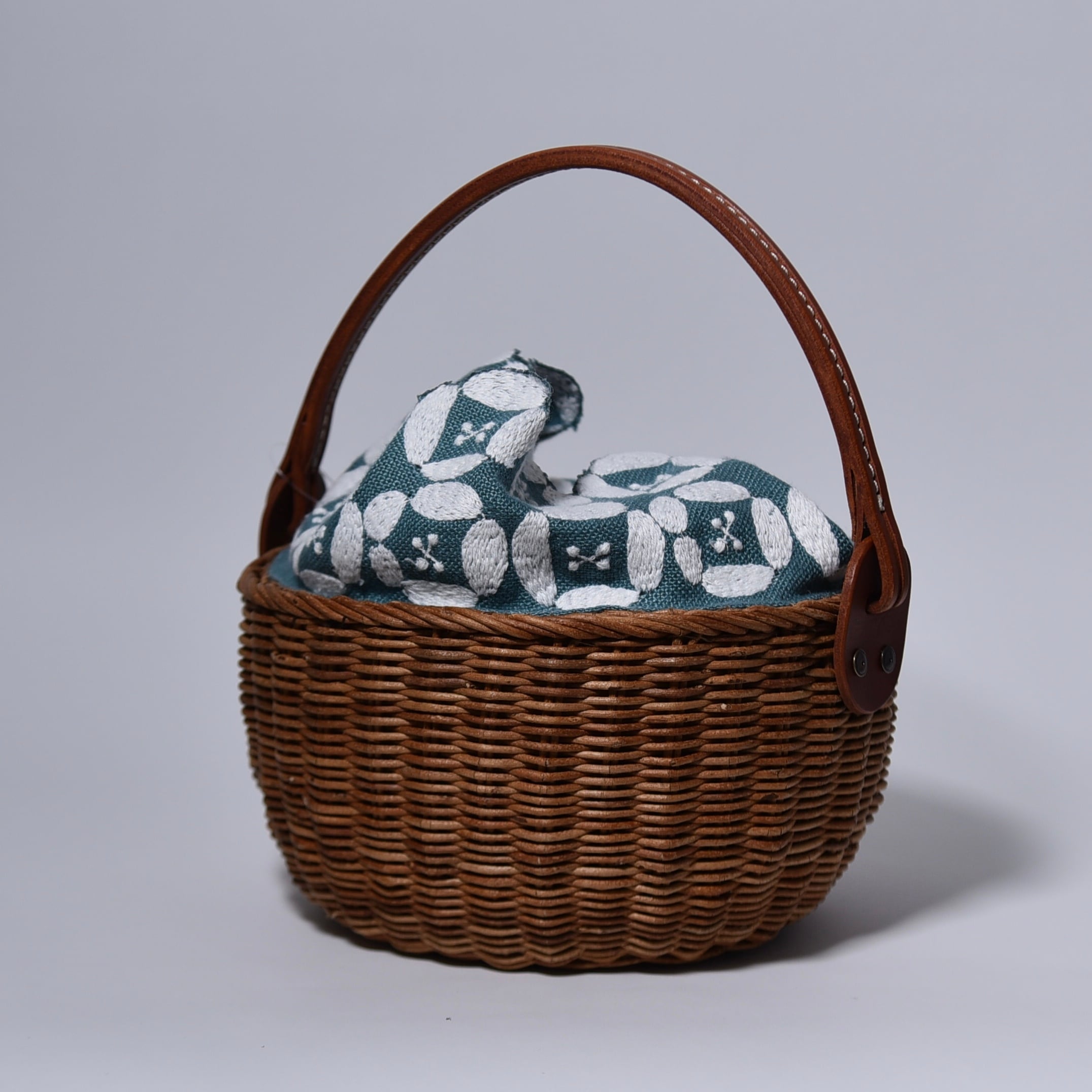 minä perhonen×linen｜やまぶどうのバッグ ブルーグリーン | ミナ