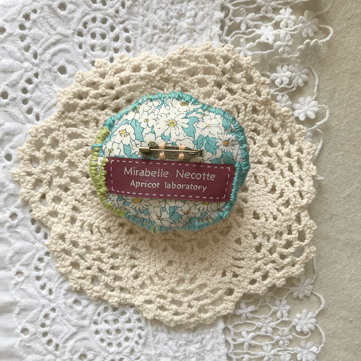 「チョコ色ねこ」刺繍ブローチ:刺繍の森