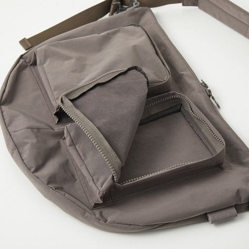 AMIACALVA(アミアカルヴァ) / SPLIT YARN Body bag -GRAY-(F-009) | Signs