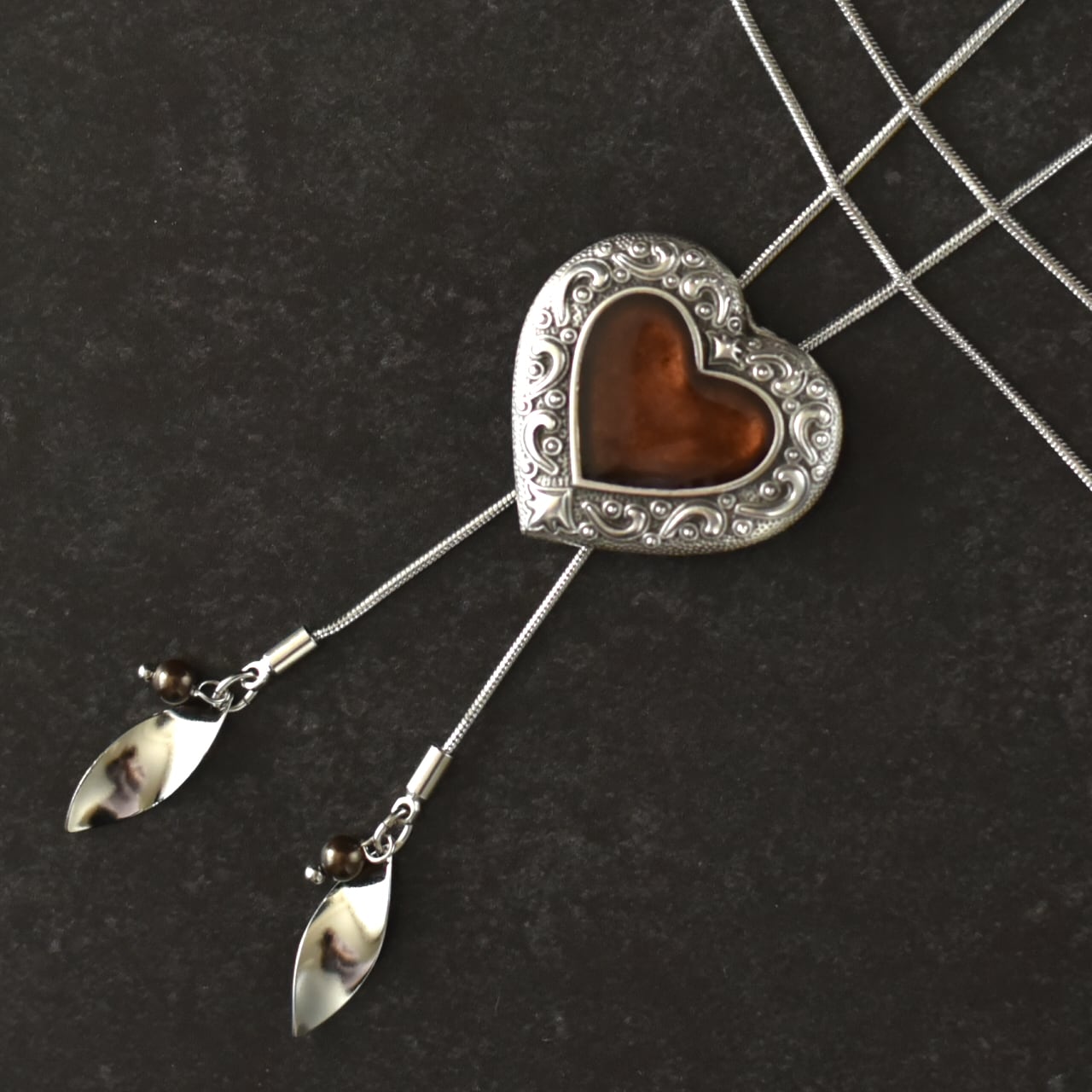 KARDIA(カルディア)|ギリシャ製ペイズリーハートと葉実が揺れるループタイネックレス/首飾り ロングネックレス スライドネックレス アンティーク