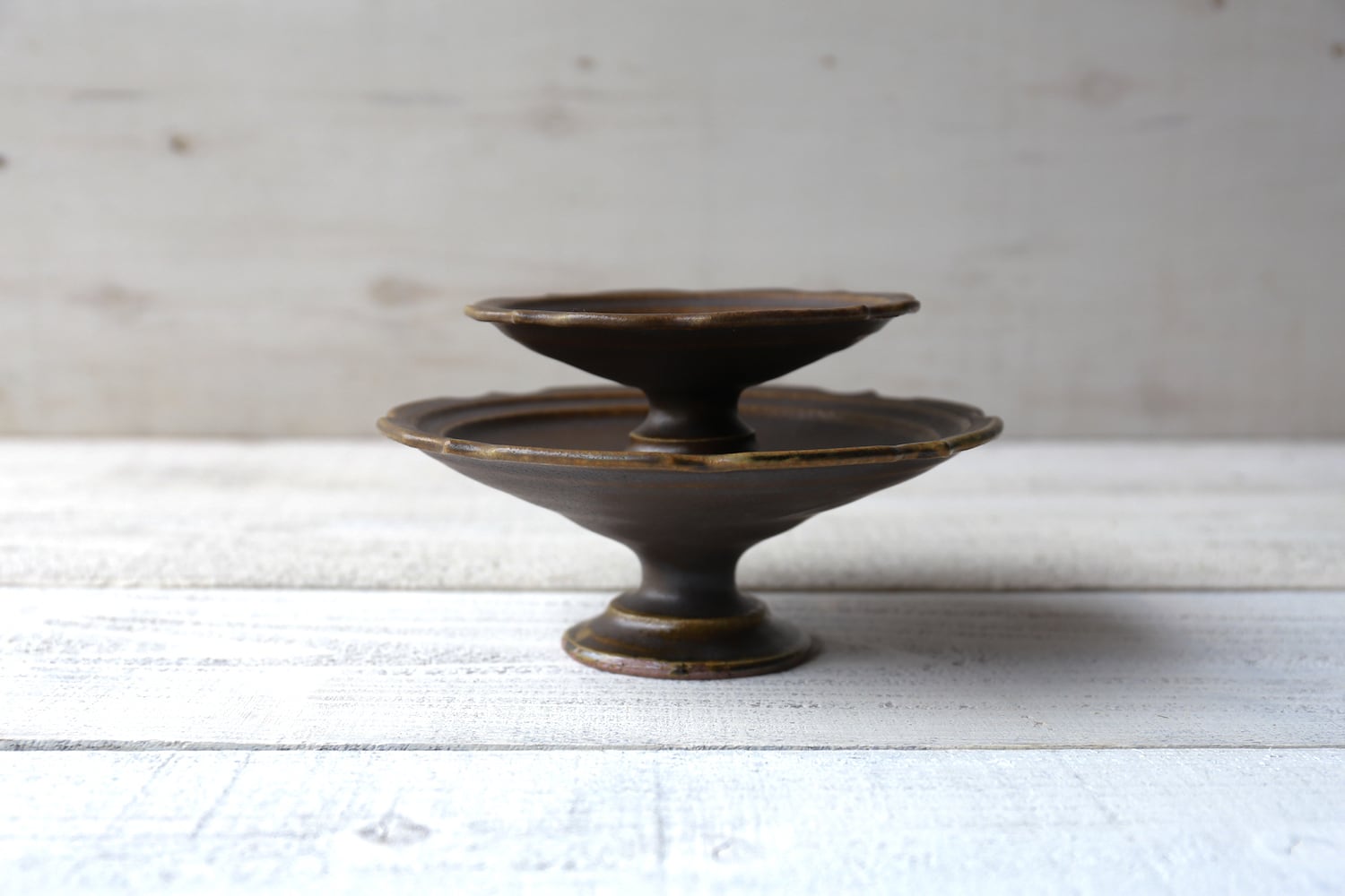 サビ釉 彫刻コンポート皿 中（13cm） | 古谷製陶所