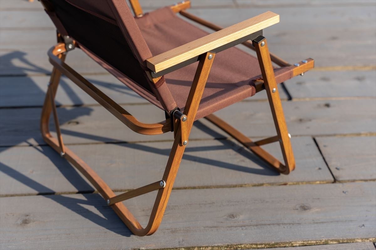 木目調のアルミフレームと天然木のアームレストがナチュラルな雰囲気を