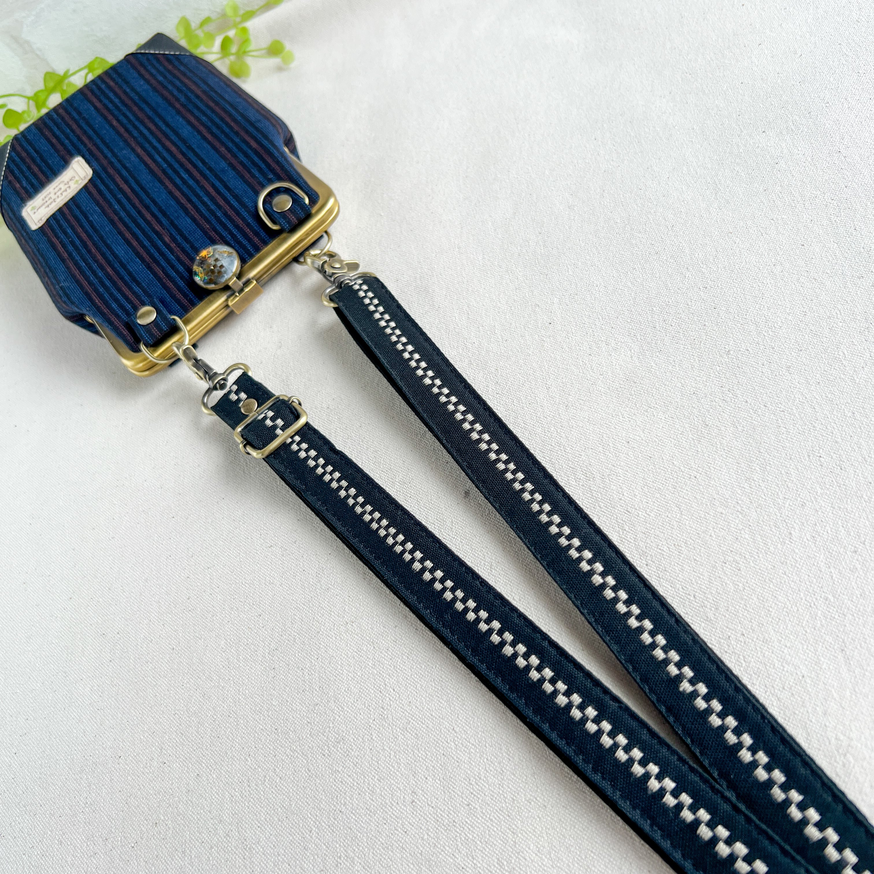 こん　手刺繍　ショルダーバッグ　通しマチ　濃紺　調整ベルト付き　【2/2】 刺繍ショルダーベルト 2cm幅 単品購入 | がま口【 のんぱち屋