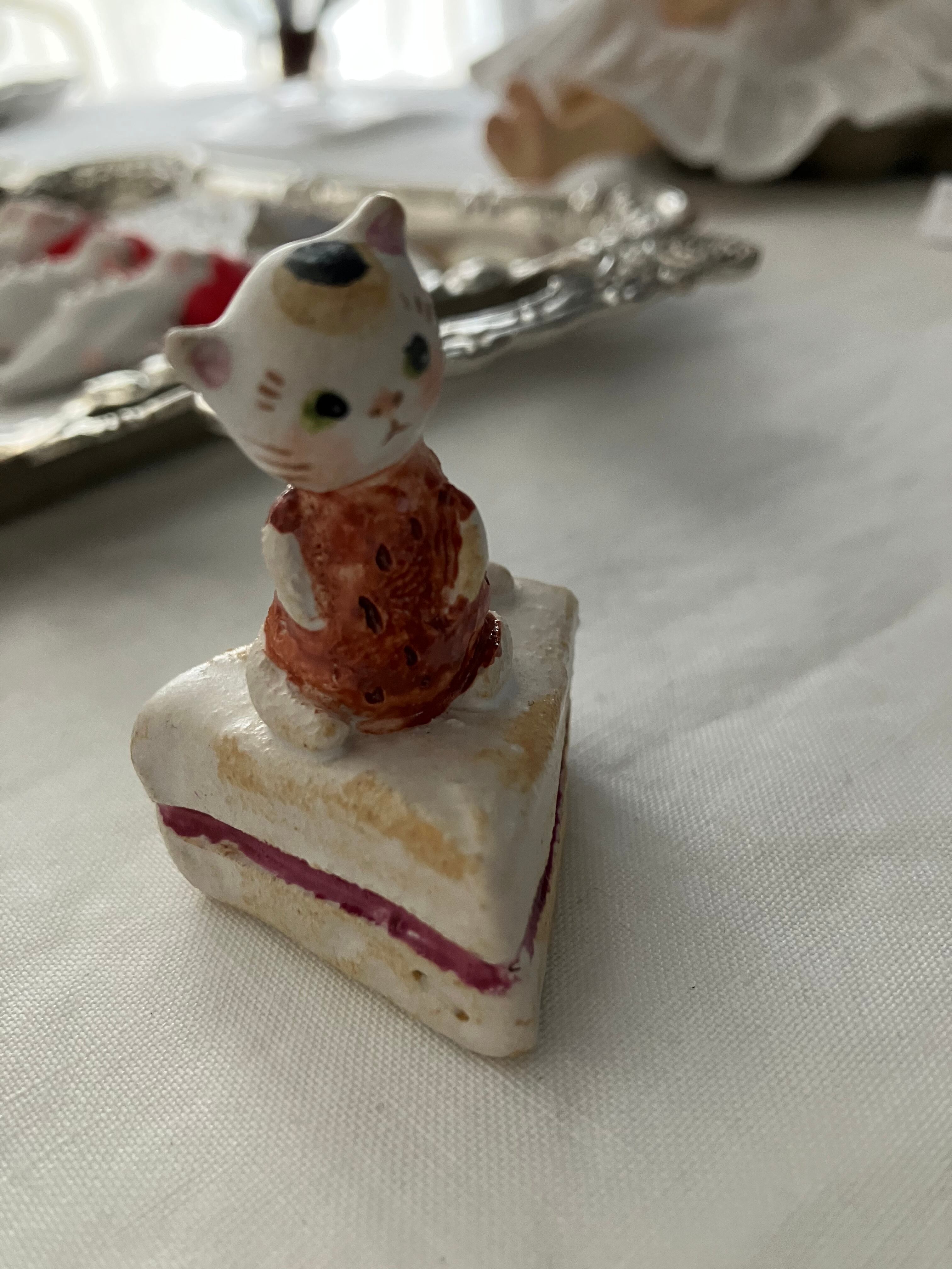 鷹塀三奈『ストロベリーキャットケーキ』陶器オブジェ | atelier norn