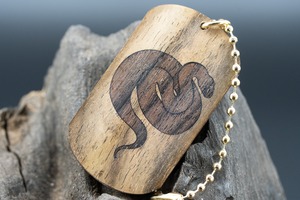 【魅惑の黒い紋様】 黒柿 ドッグタグ 象嵌 干支タグ 乙巳