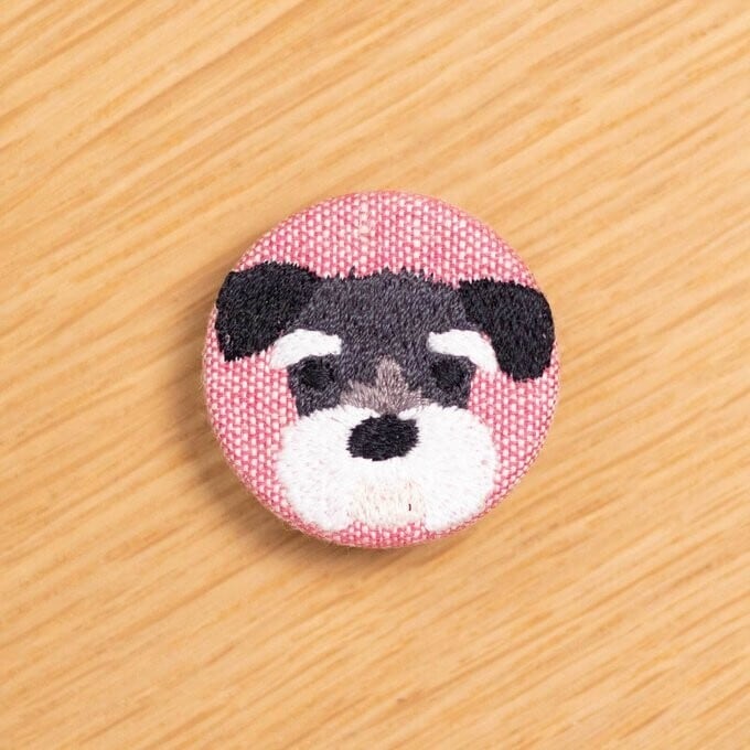 刺繍くるみブローチ(赤)シュナウザー
