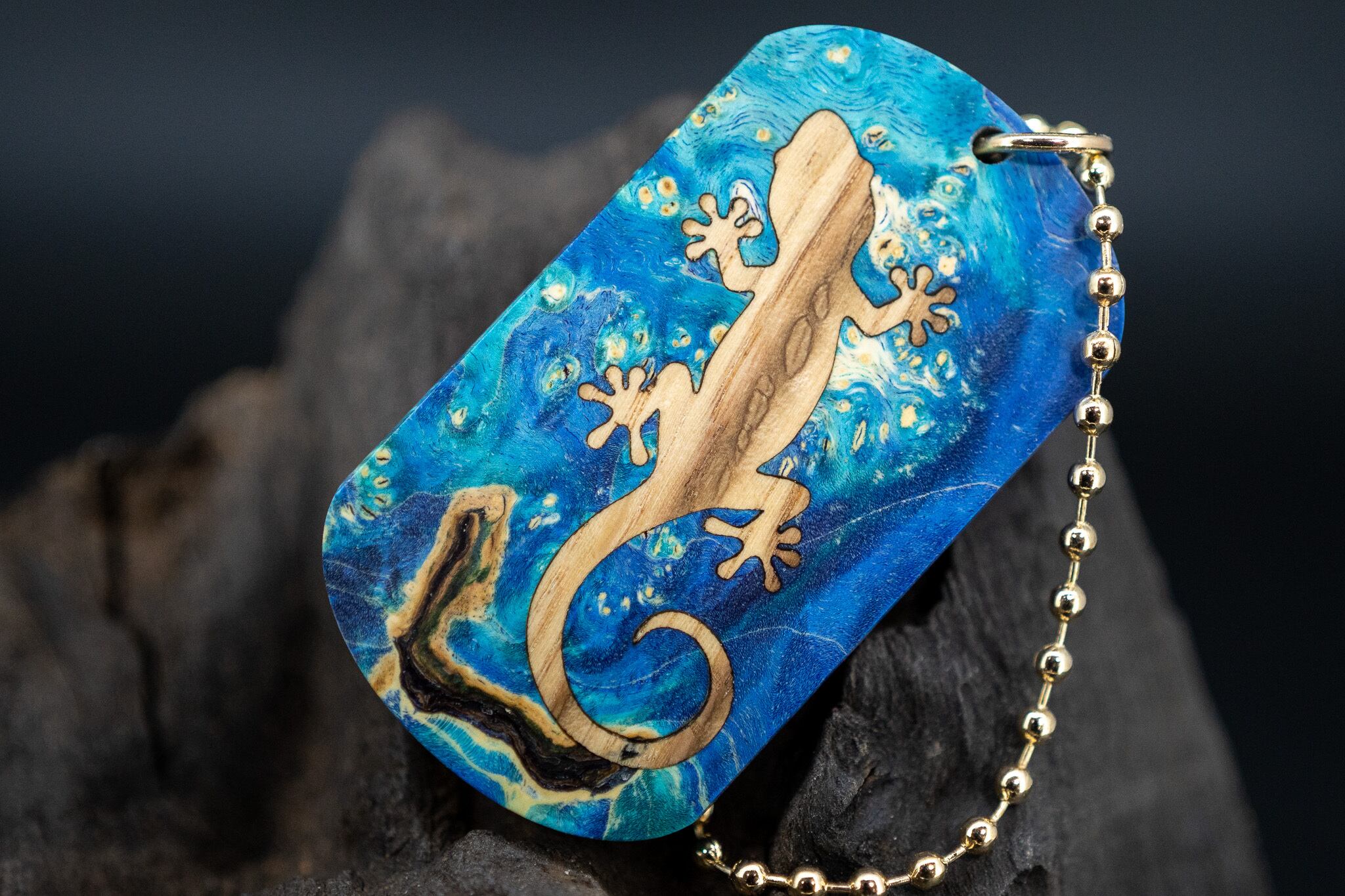 【カナダの象徴】ハードメープル 瘤杢 スタビライズウッド ドッグタグ 象嵌 木登りトカゲ