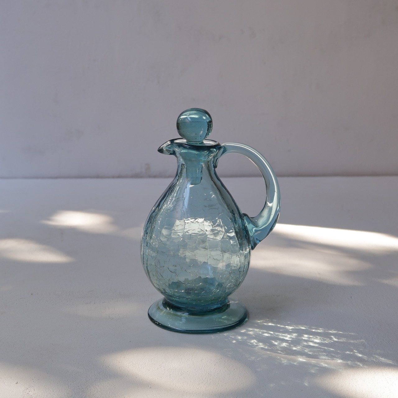 クラックの入った水色の水差し