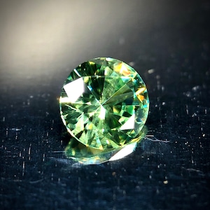 爽やかな若草色と虹色の煌めき 0.20ct 天然 デマントイドガーネット