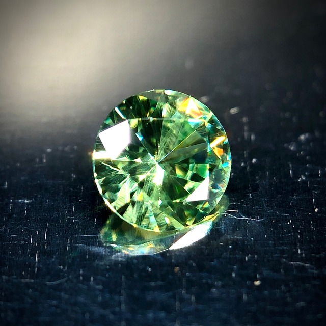 爽やかな若草色と虹色の煌めき 0.20ct 天然 デマントイドガーネット