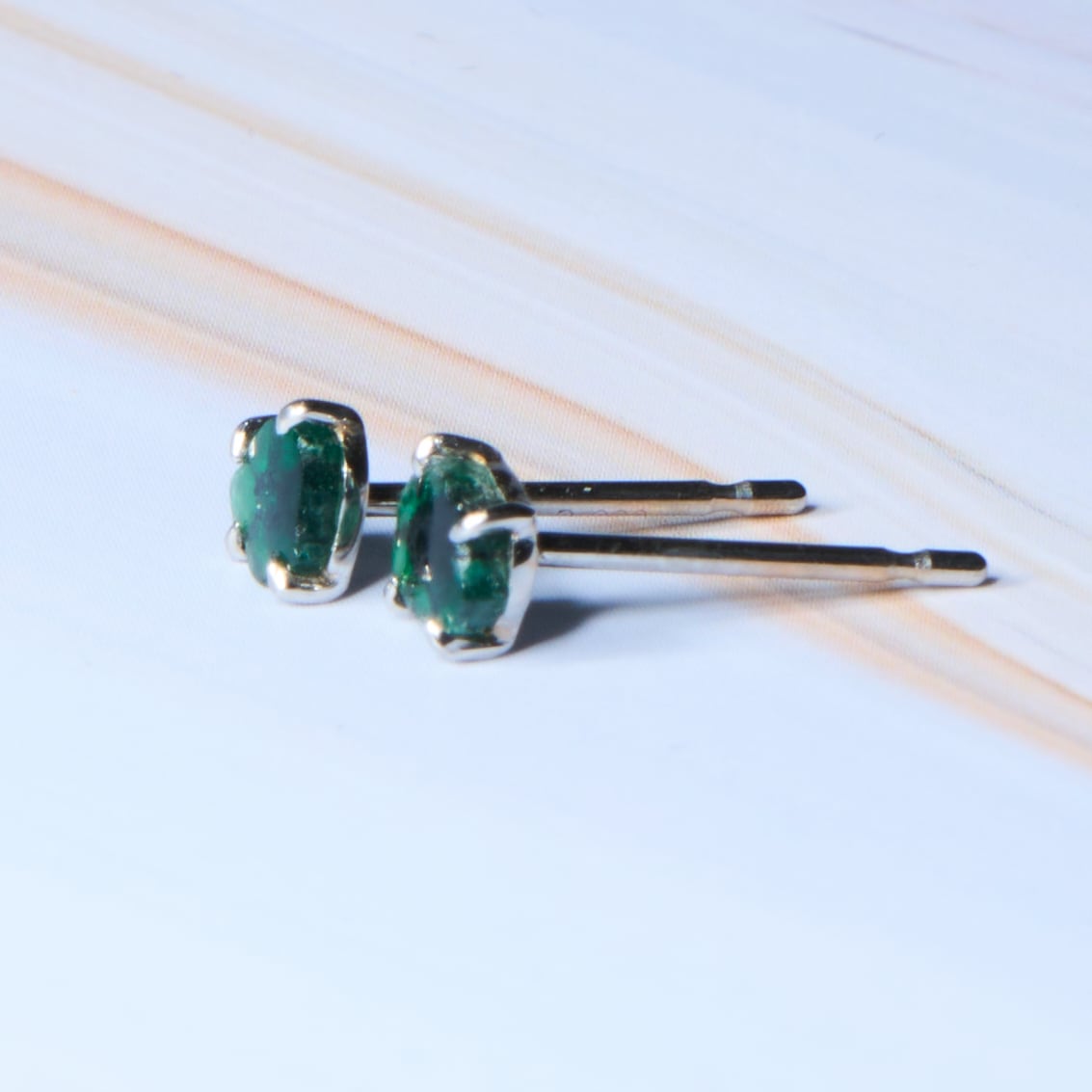 稀少石】トラピッチェエメラルド スタッドピアス(コロンビア産/Pt900
