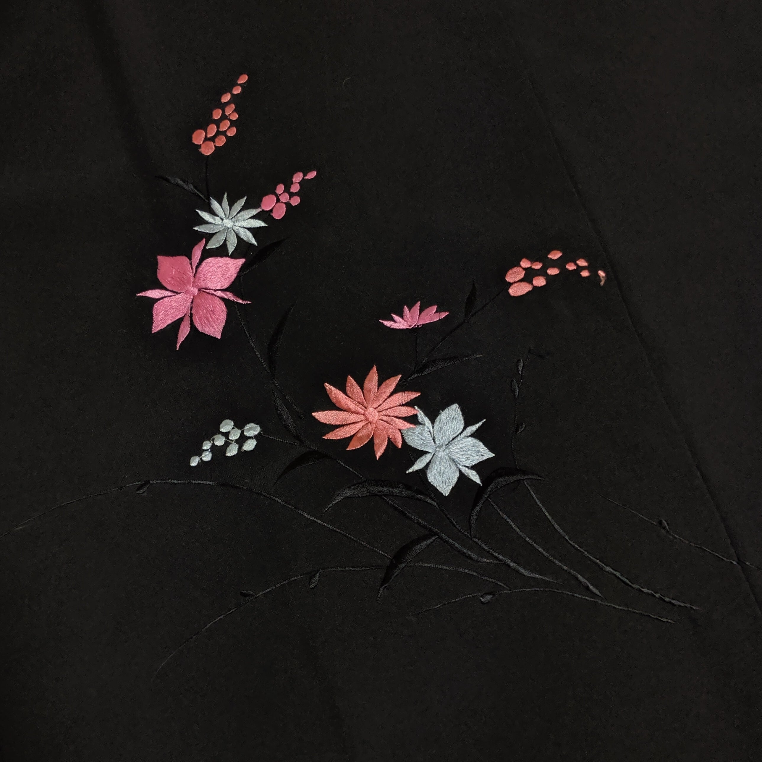 13145】 古着 ヴィンテージ 着物羽織 黒羽織 刺繍 花模様 ピンク 水色 