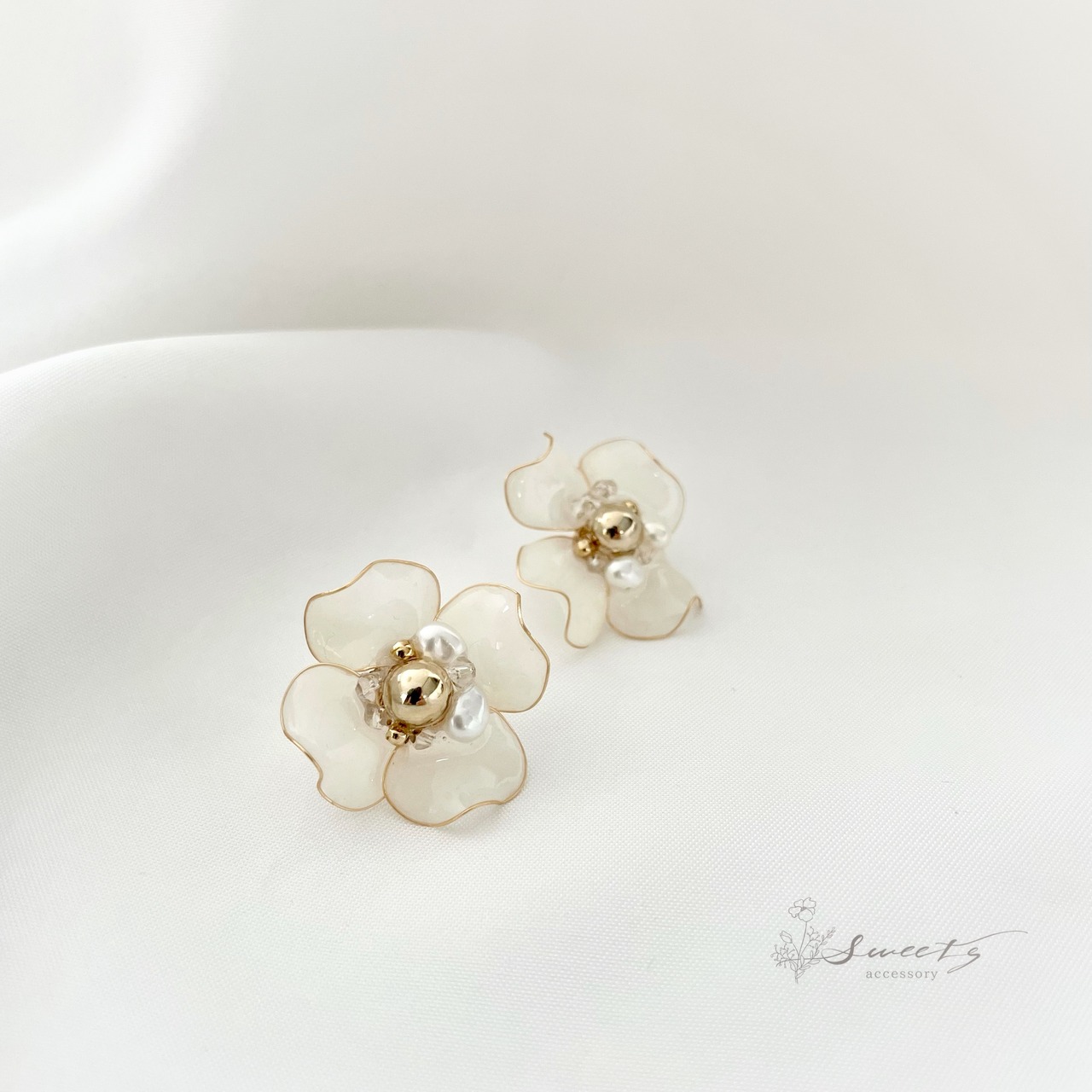 Popy white】ポピーのフラワーピアス・イヤリング | Sweets Accessory