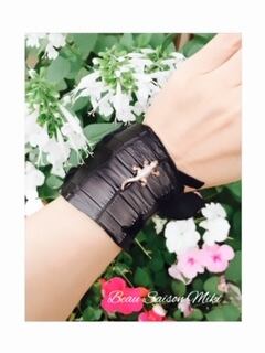 Bracelet of crocodile leather with alligator ornament black | Beau