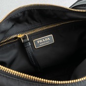 プラダ エクスプローラ ラージ ブラック ナイロン レザー ショルダーバッグ