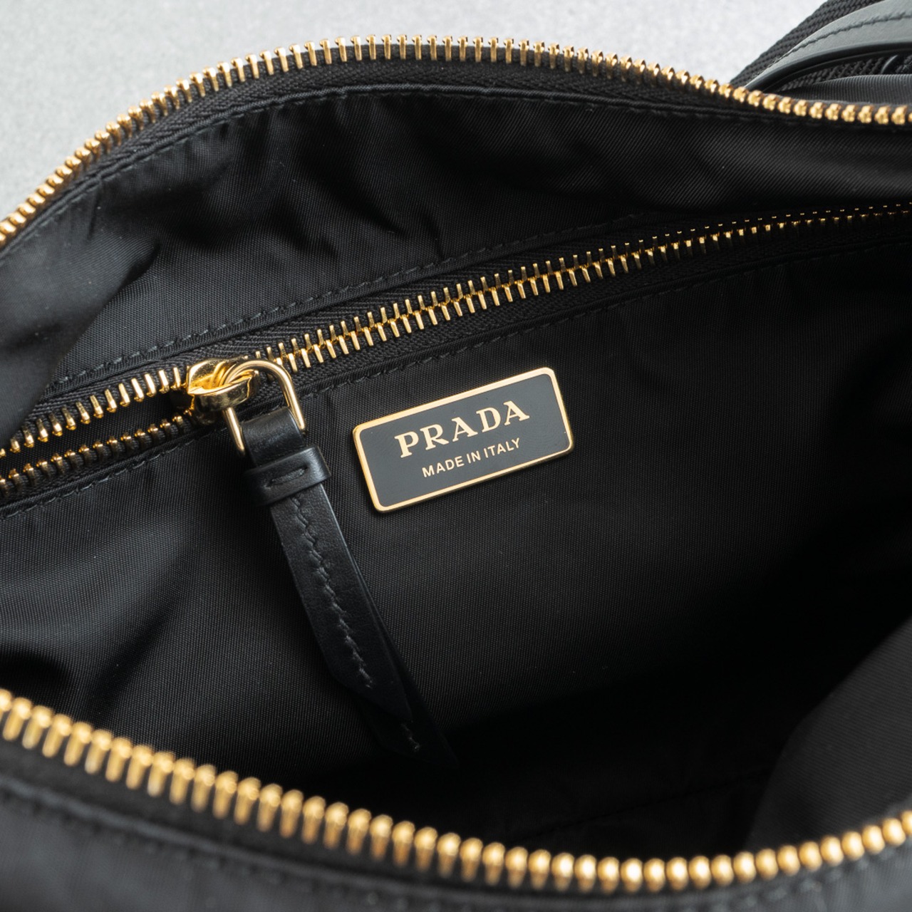 プラダ エクスプローラ ラージ ブラック ナイロン レザー ショルダーバッグ