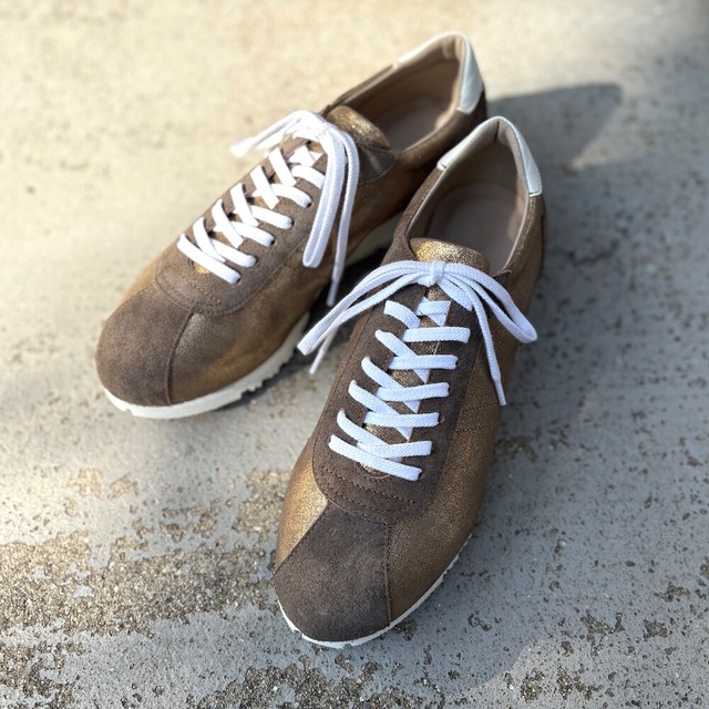 【軽やかにきらめく大人の春スニーカー】クラシックなデザインと本革の上質感！EMAのスニーカー/ブラウンラメ